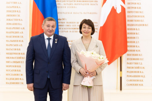 Коллектив Волгоградского медицинского колледжа поздравляет директора с высокой наградой! 